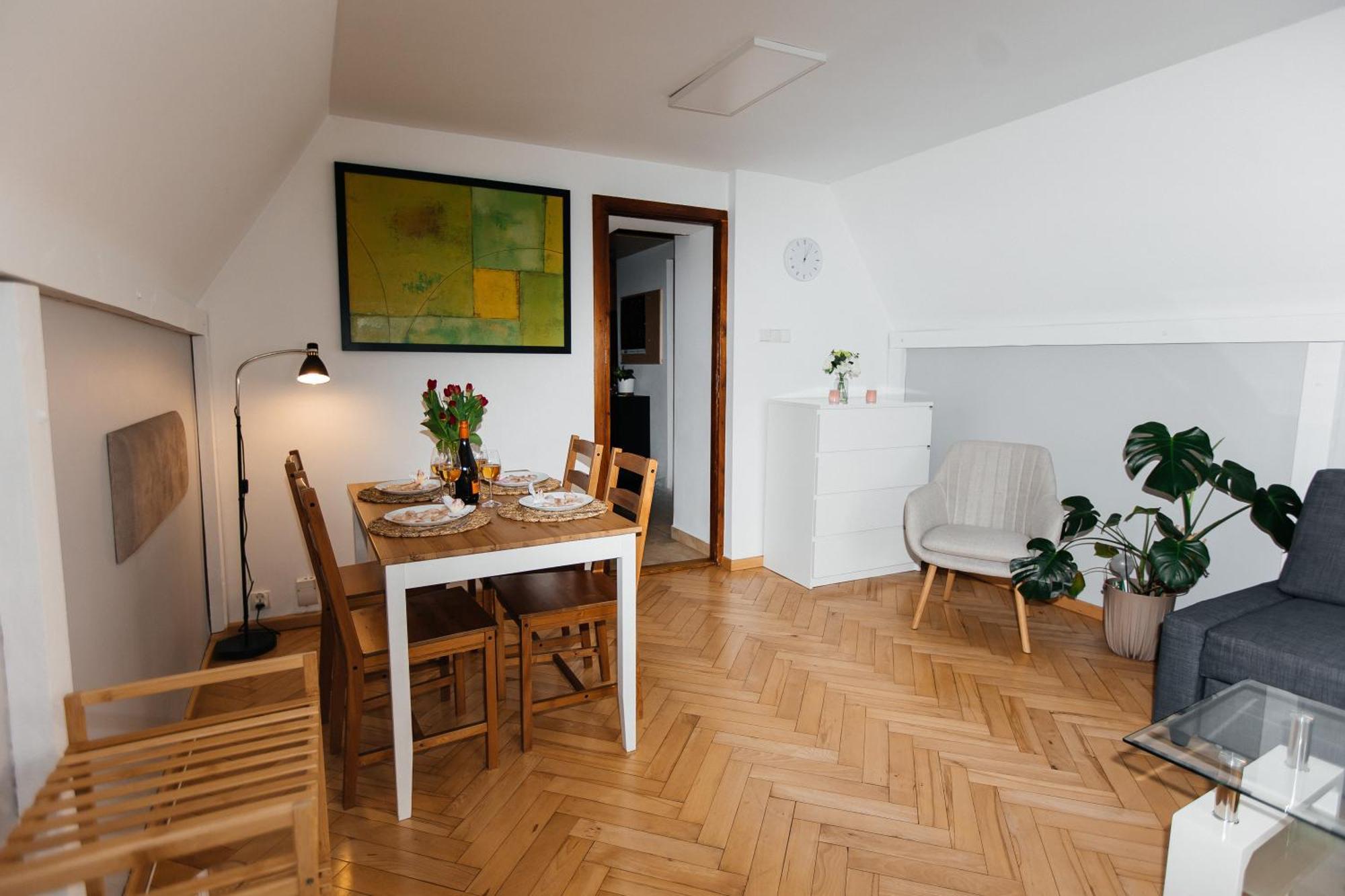 Maya's Flats & 23 Attic - Ogarna Old Town Leilighet