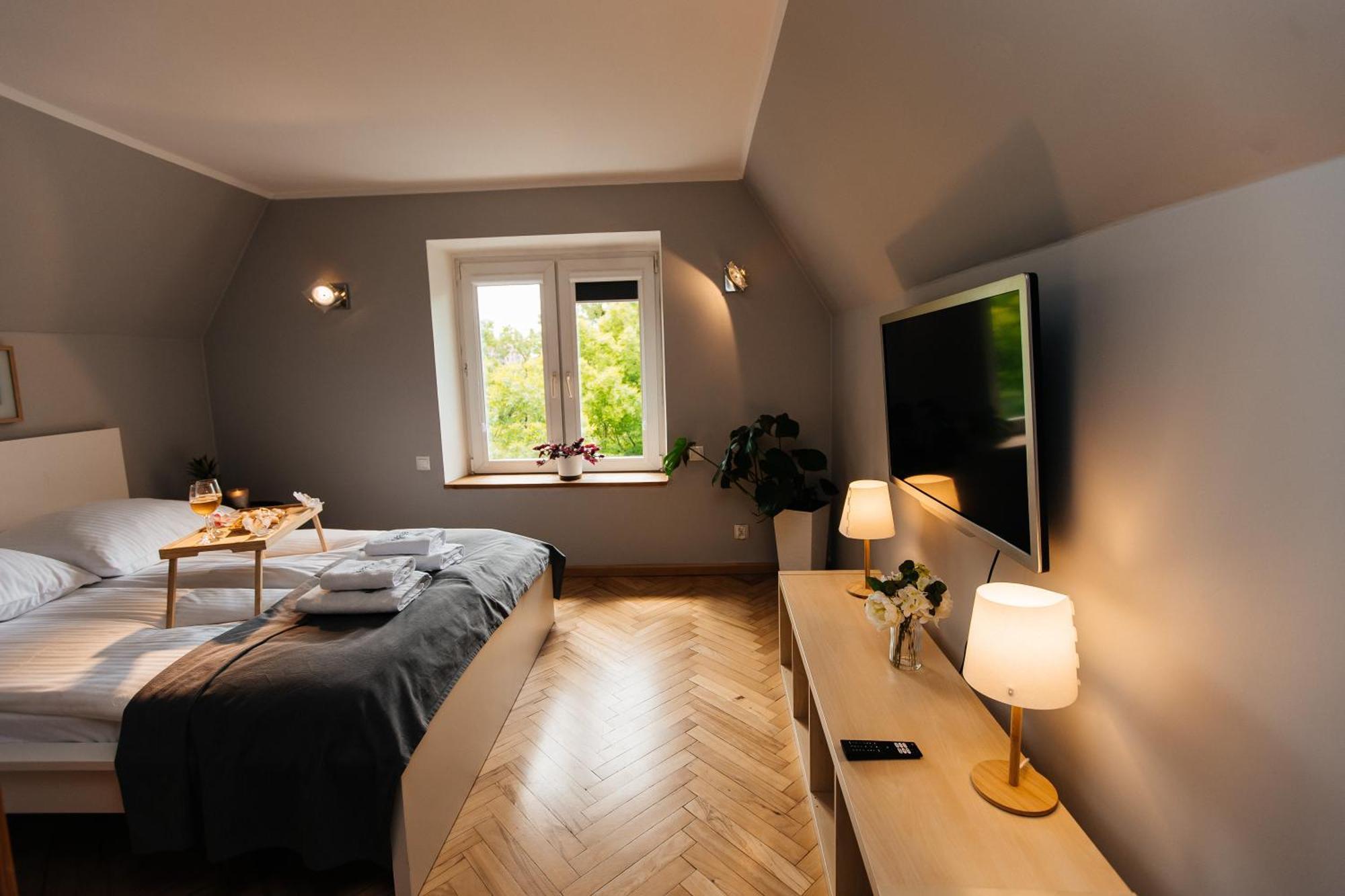 Maya's Flats & 23 Attic - Ogarna Old Town Leilighet *