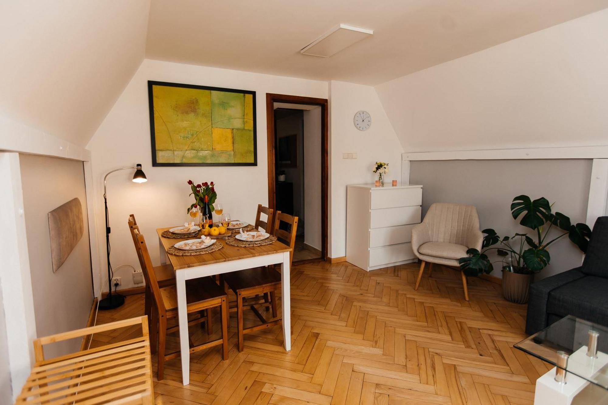 Maya's Flats & 23 Attic - Ogarna Old Town Leilighet